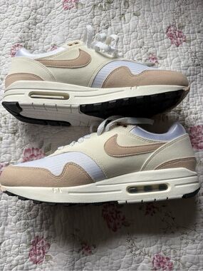 NIB Nike Air Max 1 in Cream and Beige Suede size 9.5